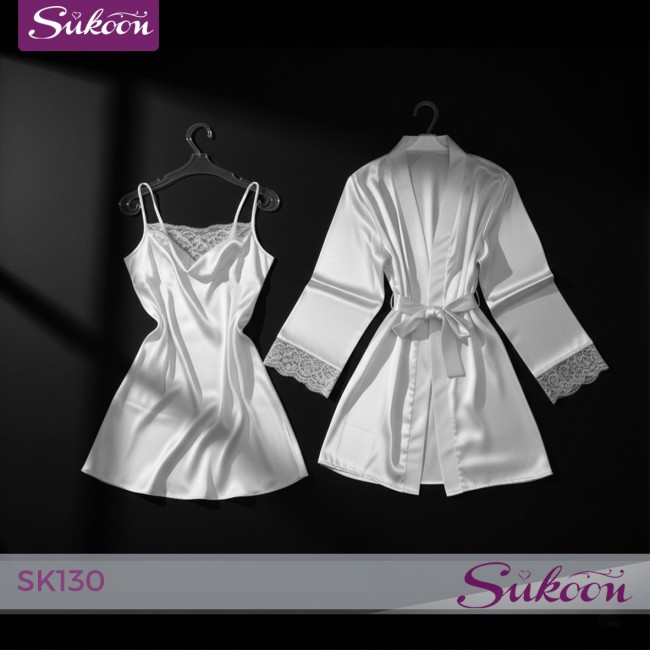 -Déshabillé en soie, orné de dentelle délicate...