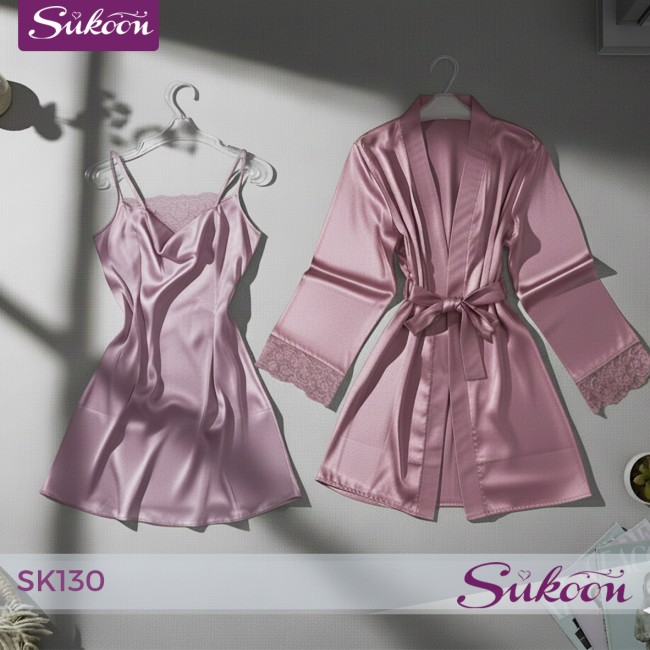 -Déshabillé en soie, orné de dentelle délicate...