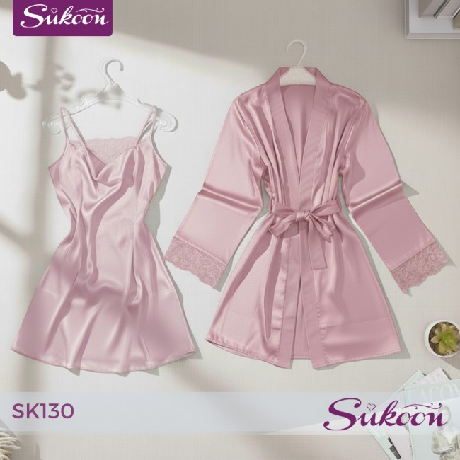 -Déshabillé en soie, orné de dentelle délicate...