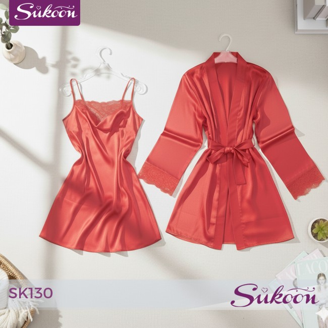 -Déshabillé en soie, orné de dentelle délicate...