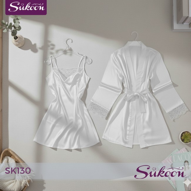 -Déshabillé en soie, orné de dentelle délicate...